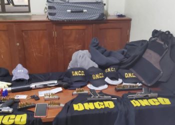 Policía ocupa armas, pertrechos militares y detienen persona en vehículo supuestamente vinculado a varios atracos en Santiago