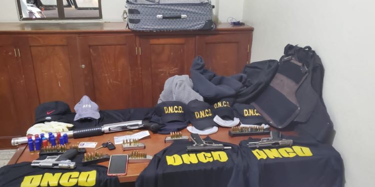 Policía ocupa armas, pertrechos militares y detienen persona en vehículo supuestamente vinculado a varios atracos en Santiago