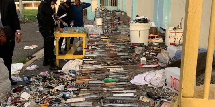 Ocupan más de 700 celulares, drogas y armas blancas durante requisa en Najayo