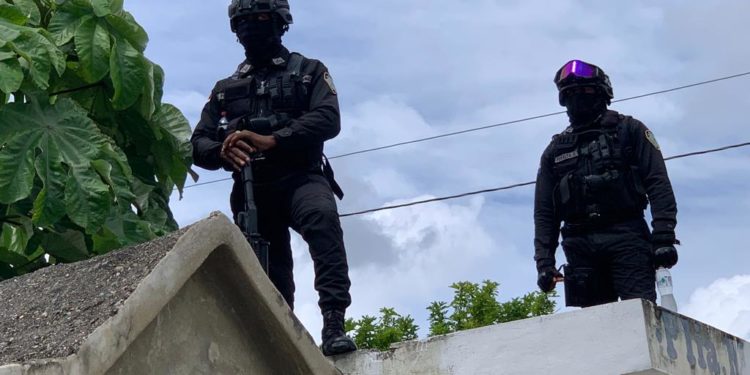 Bajo fuerte protección policial sepultan restos de «El Chupi» quien cayó abatido en presunto enfrentamiento con agentes