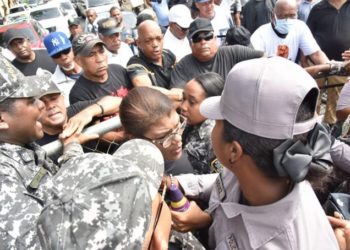 Policias pensionados y activos se enfrentan frente al Palacio Nacional