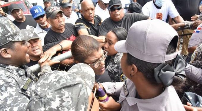 Policias pensionados y activos se enfrentan frente al Palacio Nacional