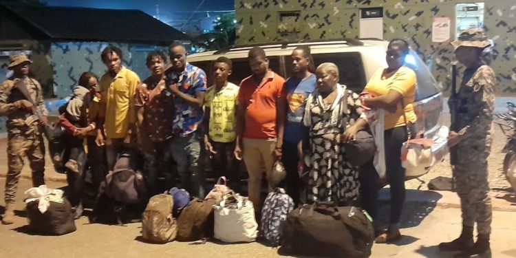 ERD apresa hombre y detiene jeepeta con haitianos en estatus migratorio irregular