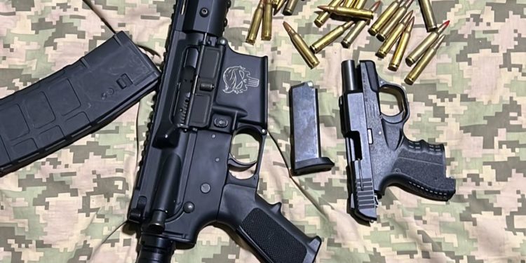 Autoridades ocupan fusil, pistola de fogueo, municiones, dinero y radio de comunicación en La Romana