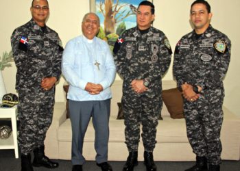Monseñor Ramón Benito Ángeles Fernández recibe visita del director general de la Policía Nacional, mayor general Eduardo Alberto Then