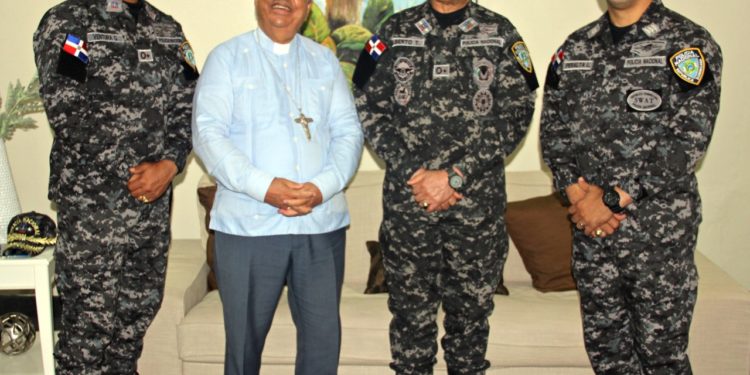 Monseñor Ramón Benito Ángeles Fernández recibe visita del director general de la Policía Nacional, mayor general Eduardo Alberto Then