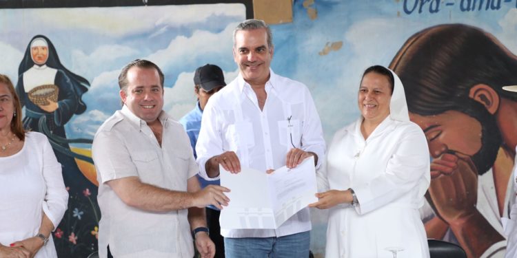 Presidente Abinader entrega 154 millones en el municipio de Constanza