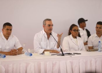 Presidente Abinader sigue conversando con jóvenes de todo el país