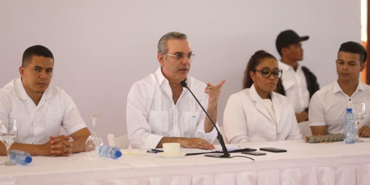 Presidente Abinader sigue conversando con jóvenes de todo el país