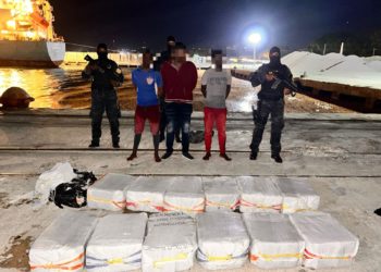 Detienen tres e interceptan lancha con 329 paquetes presumiblemente cocaína
