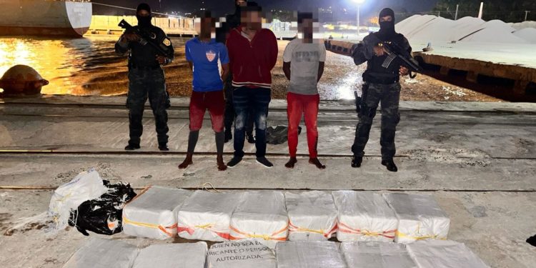 Detienen tres e interceptan lancha con 329 paquetes presumiblemente cocaína