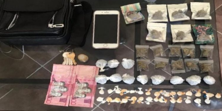 Apresan dos individuos y les ocupan varias porciones de sustancias controladas