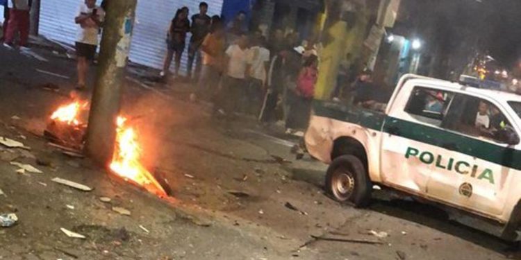 Un atentado con motocicleta bomba en Colombia deja un muerto y seis policías heridos