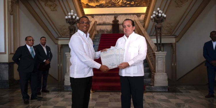 Ministro Paliza recibe títulos de los terrenos del Palacio Nacional y el DNI