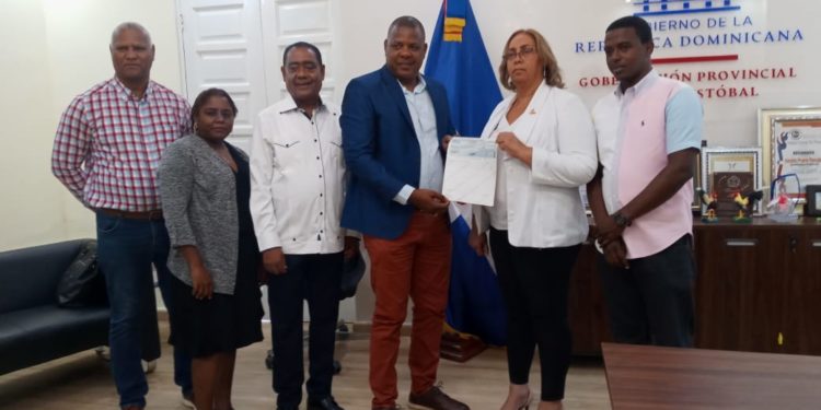EGEHID entrega aporte de 300 mil pesos a Pony Baseball RD