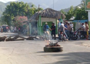 Ocupan llaves de Patana y queman neumáticos ante intensiones de retirar equipos de MOPC en Bahoruco