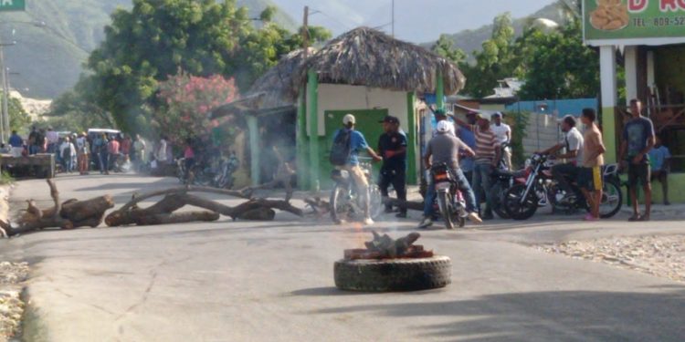 Ocupan llaves de Patana y queman neumáticos ante intensiones de retirar equipos de MOPC en Bahoruco