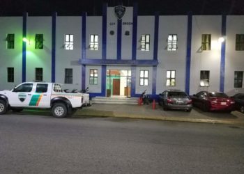 Policia hiere joven al supuestamente atacar patrulla de la institución