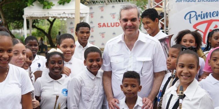 Abinader asegura ayudas sociales buscan mitigar efectos locales de crisis internacional