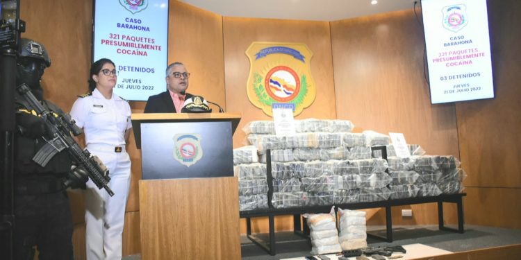 Apresan tres con 321 paquetes presumiblemente cocaína y frustran operación de narcotráfico en Barahona