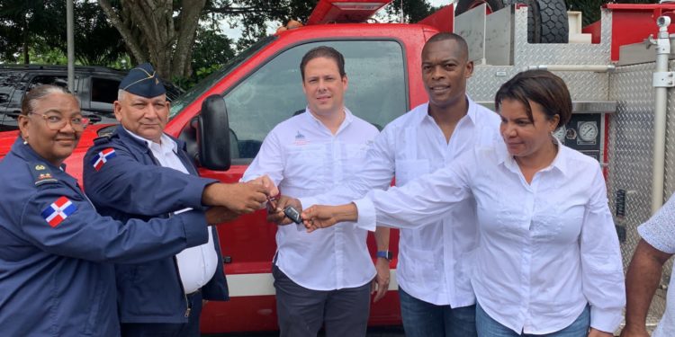 Gobierno entrega camión de bomberos al distrito municipal Don Juan
