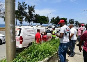 Vehiculo mata dos empleados del MOPC que realizaban trabajos en autopista Las Américas