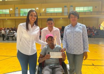 Gobierno hace entrega de bono de 1500 pesos en Monte Plata