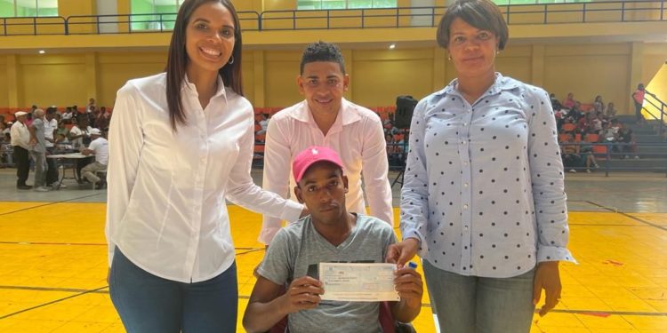 Gobierno hace entrega de bono de 1500 pesos en Monte Plata