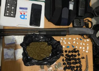 Apresan obrero con escopeta ilegal, chaleco antibalas y 61 bolsitas de presunta cocaina y marihuana en Esperanza