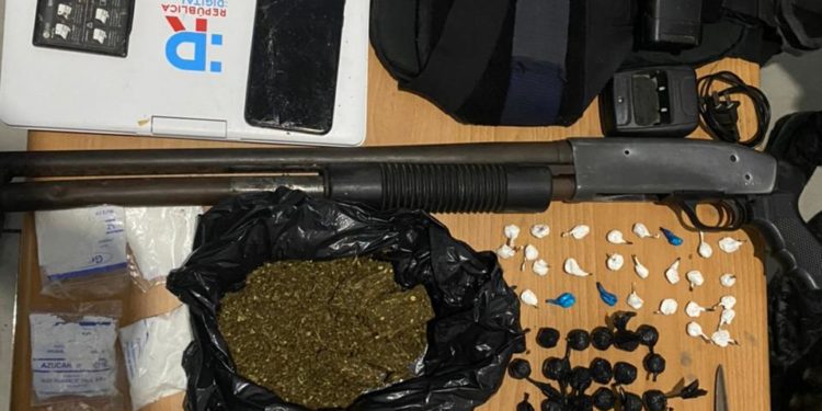 Apresan obrero con escopeta ilegal, chaleco antibalas y 61 bolsitas de presunta cocaina y marihuana en Esperanza