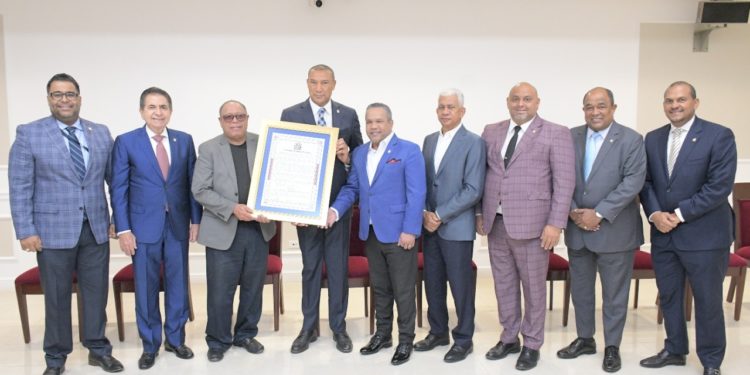 El Senado de la República reconoce los 50 años de trayectoria del periodista Joseph Cáceres