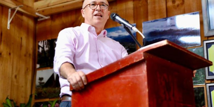 Francisco Dominguez Brito: “El gobierno está como barco a la deriva, con un capitán desorientado”