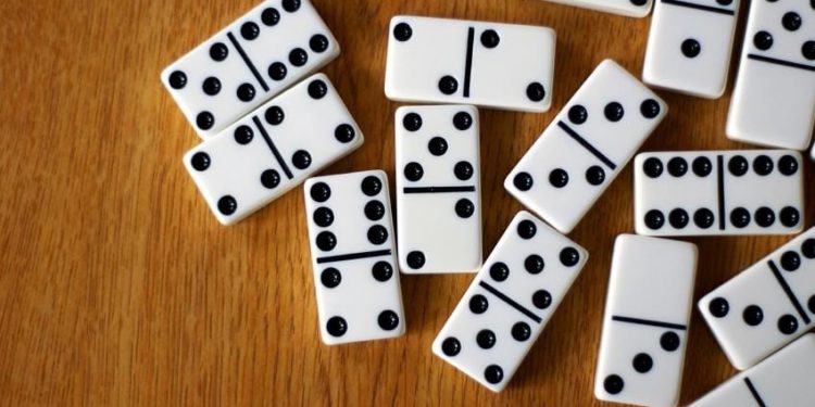 Dos hermanos, uno muerto y otro herido en un juego de dominó en San Pedro de Macorís