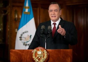 Intentan asesinar a balazos al presidente de Guatemala, Alejandro Giammattei, y a su comitiva