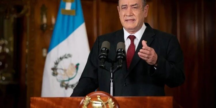 Intentan asesinar a balazos al presidente de Guatemala, Alejandro Giammattei, y a su comitiva