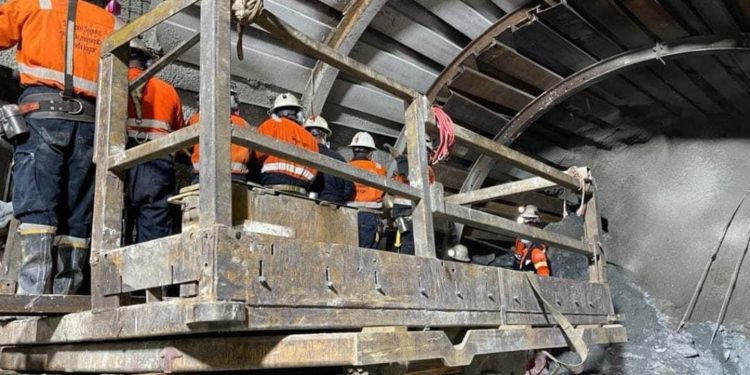 COMIRDOM informa que dos mineros quedaron atrapados en la mina y se encuentra bien
