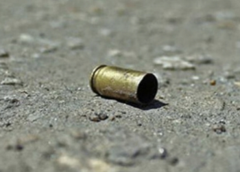 Bala perdida traspasa pie de niño mientras se bañaba en Santiago