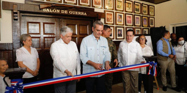 Presidente Abinader reinaugura el Salón de Guerra 2da Brigada de Infantería, mayor general Guarionex Estrella Sadhalá
