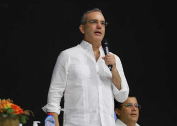 Gobierno presenta plan de ordenamiento a vendedores informales en 25 playas del país; inversión superior a RD 3,000 millones