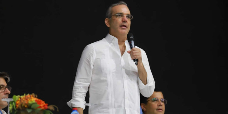 Gobierno presenta plan de ordenamiento a vendedores informales en 25 playas del país; inversión superior a RD 3,000 millones