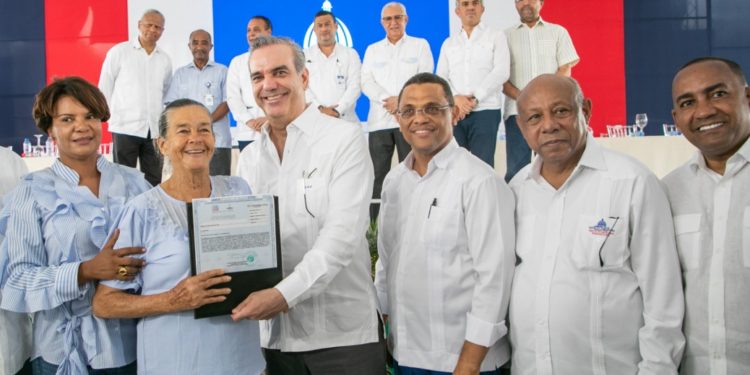 Presidente Abinader entrega 535 nuevos títulos en Majagual, Monte Plata