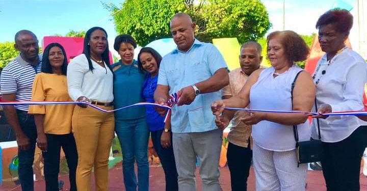 Alcalde Claudio Paulino inaugura bulevar y parador fotográfico en Boyá