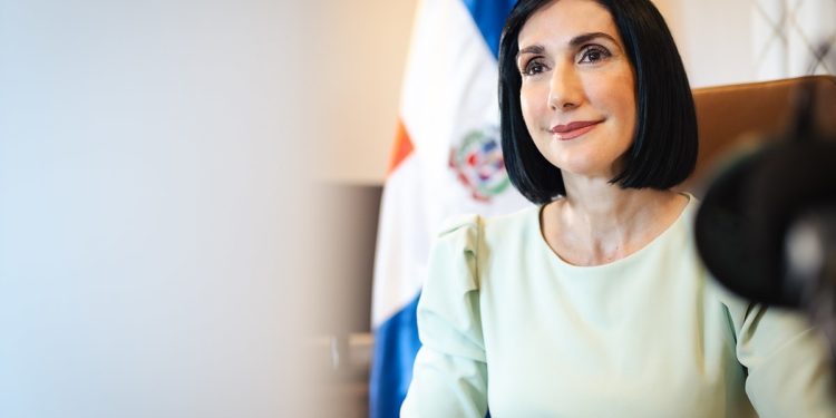 Raquel Arbaje: «yo no puedo asumir el Conani, pero estoy para canalizar”