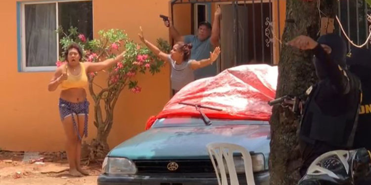 Hombre se atrinchera en una vivienda tras persecusión de la DNCD en Nagua