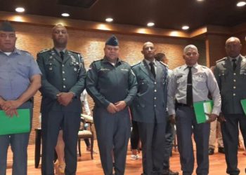 El 53 % de agentes PN cree causa de violencia en barrios se debe a negligencia de padres, según el IDDI