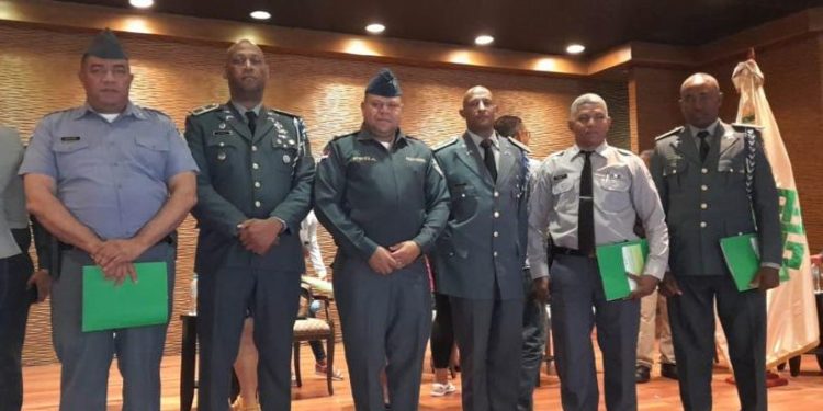 El 53 % de agentes PN cree causa de violencia en barrios se debe a negligencia de padres, según el IDDI