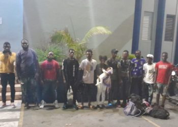 Apresan carro con 13 haitianos indocumentados en Azua