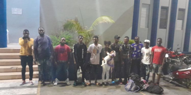 Apresan carro con 13 haitianos indocumentados en Azua