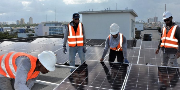 Senado transforma e instala matriz eléctrica con 700 paneles solares
