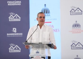 Presidente Abinader considera como «acciones imprudentes» aumentos de salarios de funcionarios